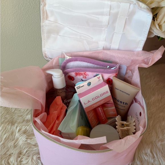 14 piece Pink Cosmetic and Skincare set - Picture 2 of 8